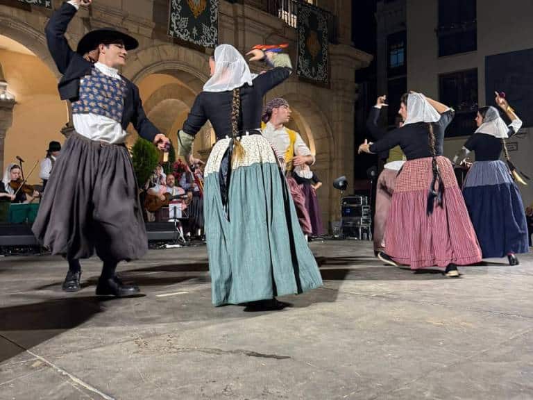 A pesar de las inclemencias meteorológicas, el evento mantuvo su esencia, consolidándose como una de las grandes celebraciones culturales de la ciudad
