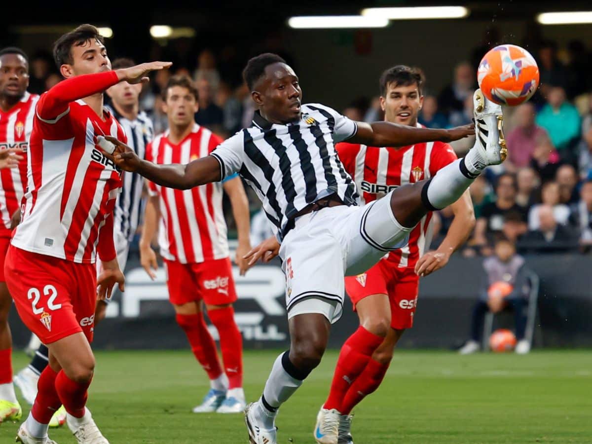 El CD Castellón se impone con autoridad al Sporting en una noche mágica