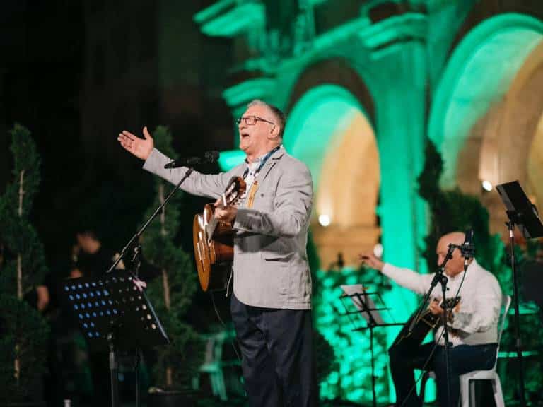 La participación de las rondallas y tunas, junto con el entusiasmo de la ciudadanía, consolida esta fiesta como uno de los eventos más queridos del calendario festivo.