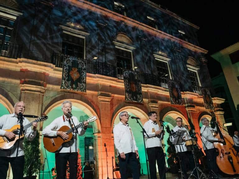 La participación de las rondallas y tunas, junto con el entusiasmo de la ciudadanía, consolida esta fiesta como uno de los eventos más queridos del calendario festivo.