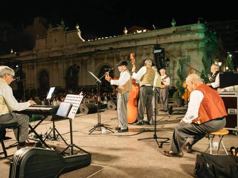 La participación de las rondallas y tunas, junto con el entusiasmo de la ciudadanía, consolida esta fiesta como uno de los eventos más queridos del calendario festivo.