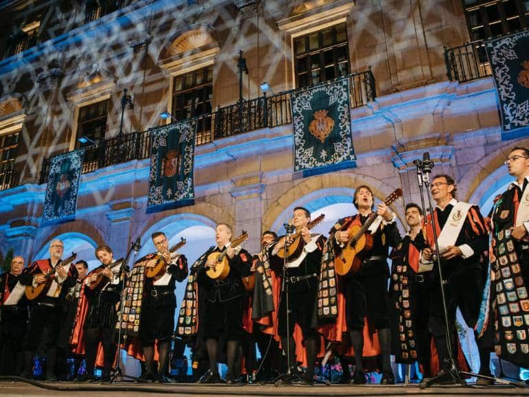 La participación de las rondallas y tunas, junto con el entusiasmo de la ciudadanía, consolida esta fiesta como uno de los eventos más queridos del calendario festivo.