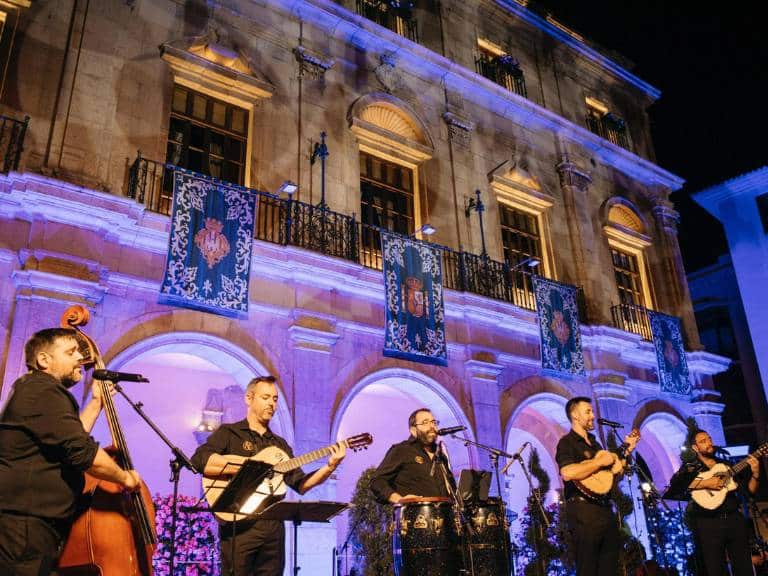 La participación de las rondallas y tunas, junto con el entusiasmo de la ciudadanía, consolida esta fiesta como uno de los eventos más queridos del calendario festivo.