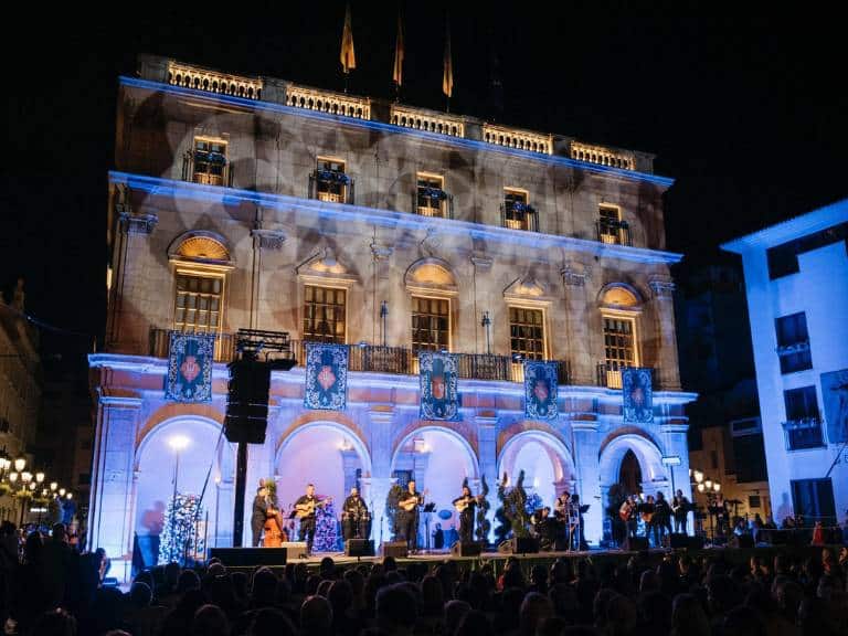 La participación de las rondallas y tunas, junto con el entusiasmo de la ciudadanía, consolida esta fiesta como uno de los eventos más queridos del calendario festivo.