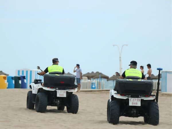 Detenidos cuatro jóvenes por una agresión sexual grupal en la playa de la Malva-rosa