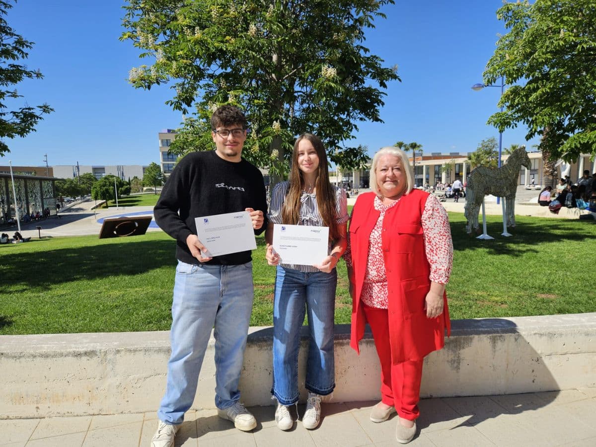 Dos estudiantes de Oropesa del Mar reciben una beca de FOBESA para alumnos de la UJI