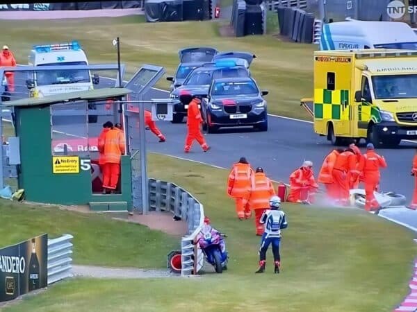 Dos pilotos fallecen en un trágico accidente en el Campeonato Británico de Superbikes Dos pilotos fallecen en un trágico accidente en el Campeonato Británico de Superbikes