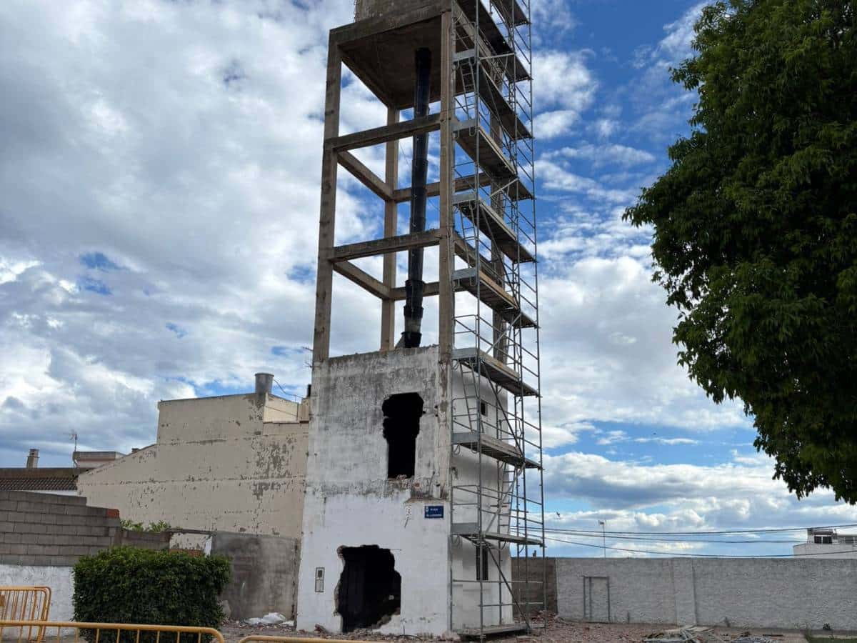 El antiguo depósito de agua deja paso a un parque infantil en La Llosa