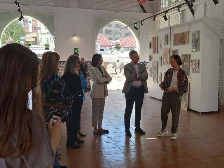 La sala de exposiciones del Edificio Moruno acoge la muestra colectiva “Olas creativas”, con ocho artistas residentes en el distrito marítimo. 