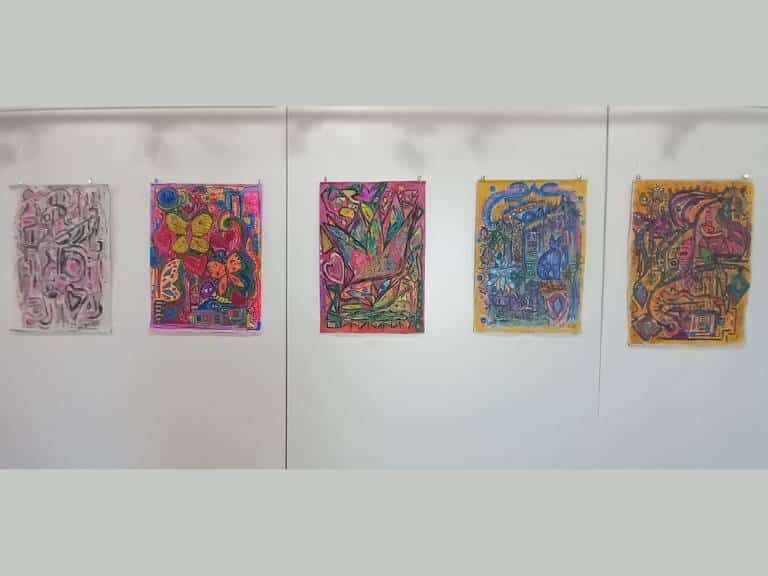 La sala de exposiciones del Edificio Moruno acoge la muestra colectiva “Olas creativas”, con ocho artistas residentes en el distrito marítimo. 