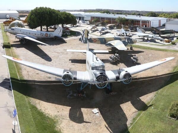 El Grao de Castellón viaja por la historia de la aviación militar con una exposición única