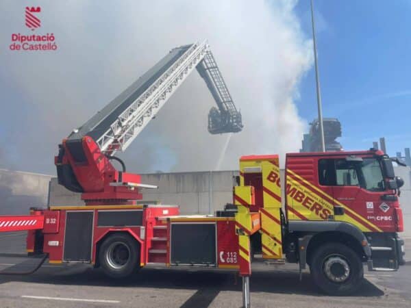El incendio en la empresa de reciclaje de Burriana persiste y refuerzan los equipos