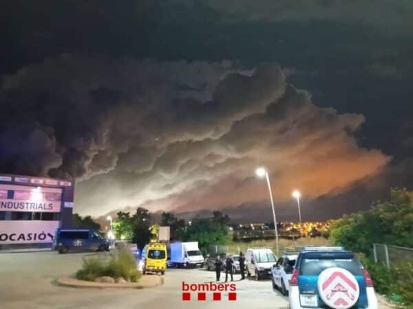 Emergencia en Barcelona: Cinco municipios confinados por nube tóxica en Vilanova i la Geltrú