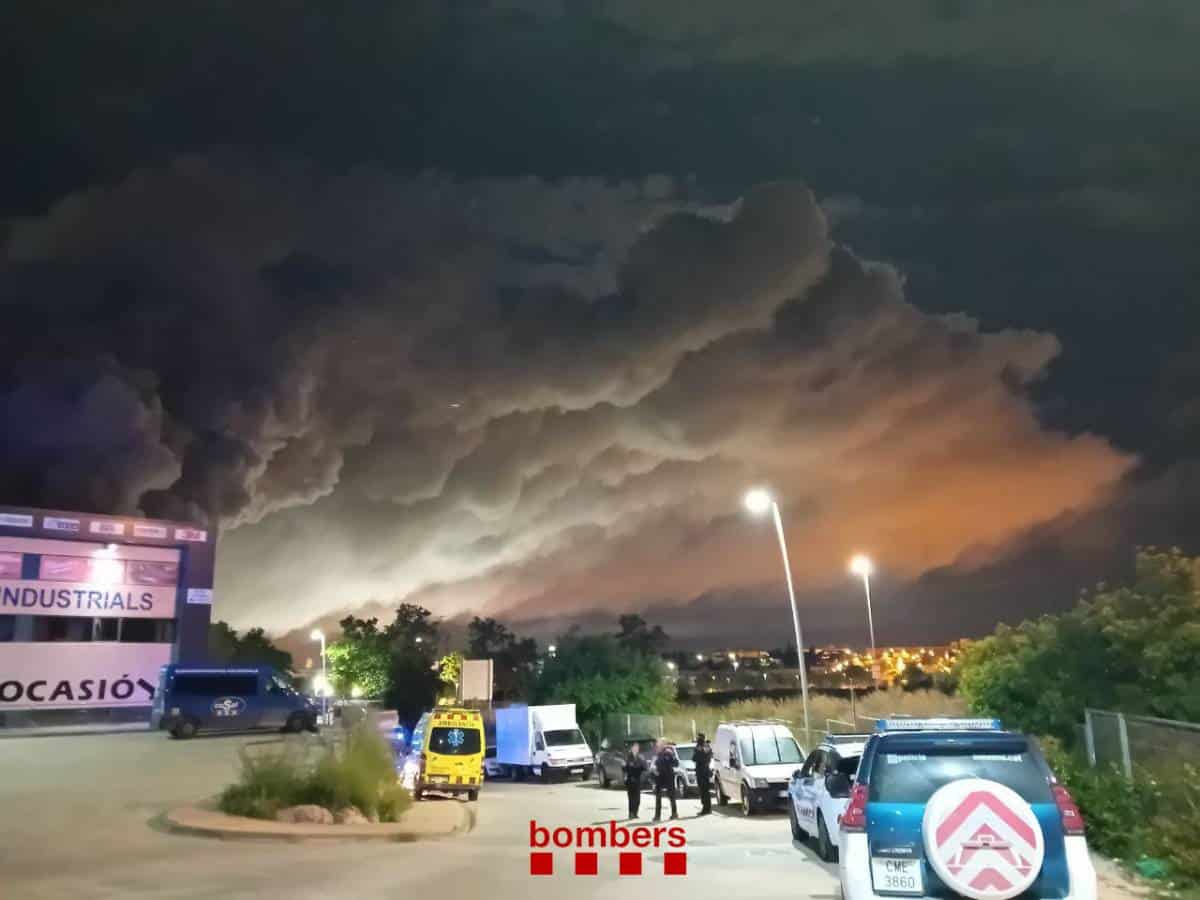 Emergencia en Barcelona: Cinco municipios confinados por nube tóxica en Vilanova i la Geltrú