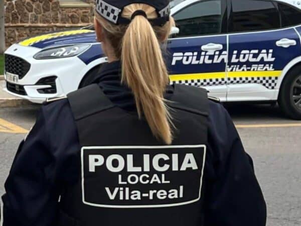 En Vila-real una mujer embiste un cadafal con el coche y se da a la fuga