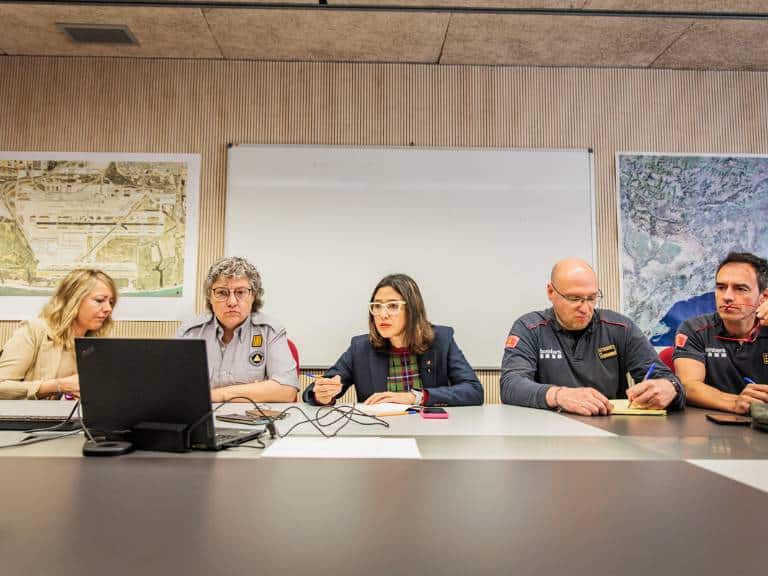 La Generalitat levanta el confinamiento en cinco municipios por el incendio tóxico en Vilanova i la Geltrú, pero no descarta restricciones parciales.