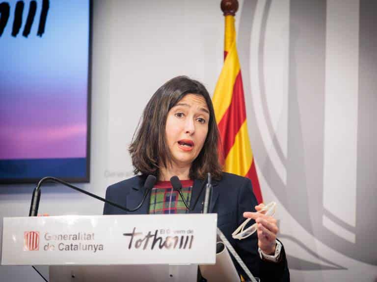 La Generalitat levanta el confinamiento en cinco municipios por el incendio tóxico en Vilanova i la Geltrú, pero no descarta restricciones parciales.