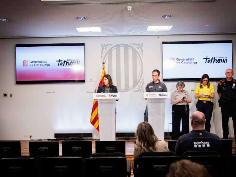 La Generalitat levanta el confinamiento en cinco municipios por el incendio tóxico en Vilanova i la Geltrú, pero no descarta restricciones parciales.