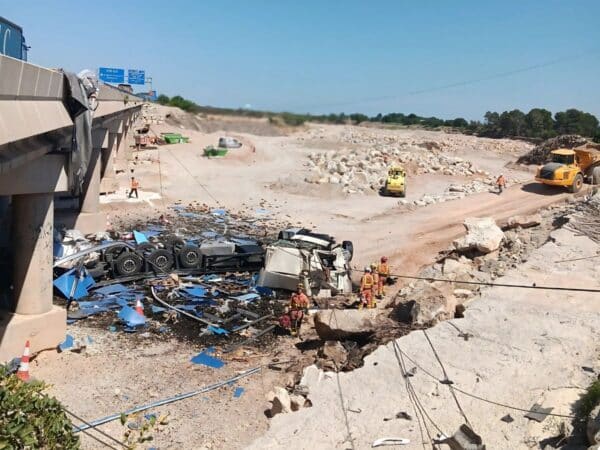 Herido un camionero al precipitarse desde la A-3 al barranco del Poyo
