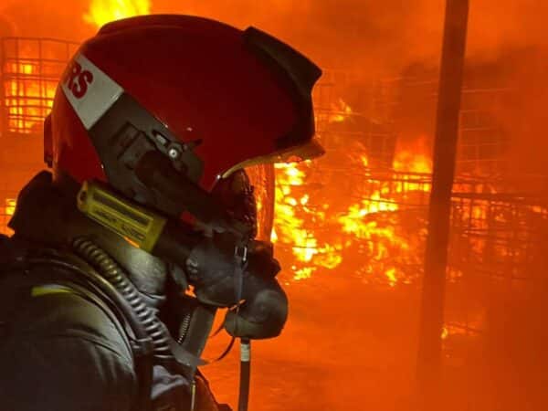Incendio industrial en una empresa de reciclaje en Burriana