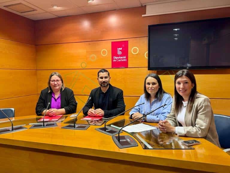 Falomir exige a Barrachina que cese su actitud autoritaria de "abusona de patio de colegio", y que deje de intimidar a los cargos que critican su gestión.
