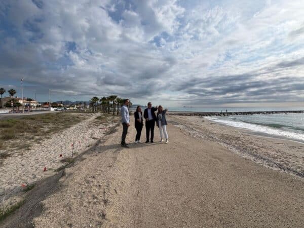 La playa de Pla de la Torre de Almassora recibe 7.000 metros cúbicos de arena
