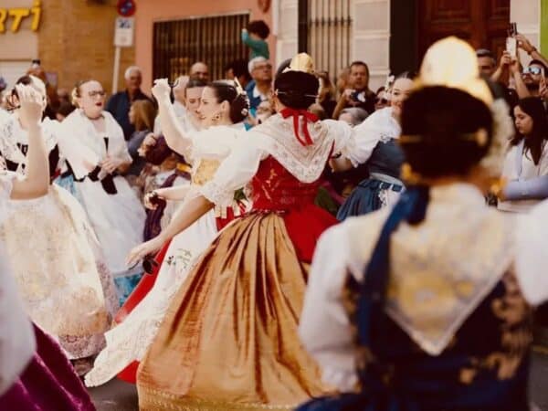 La tradición vuelve a Burriana con ‘La II Dansà a la Mare de Déu dels Desamparats’