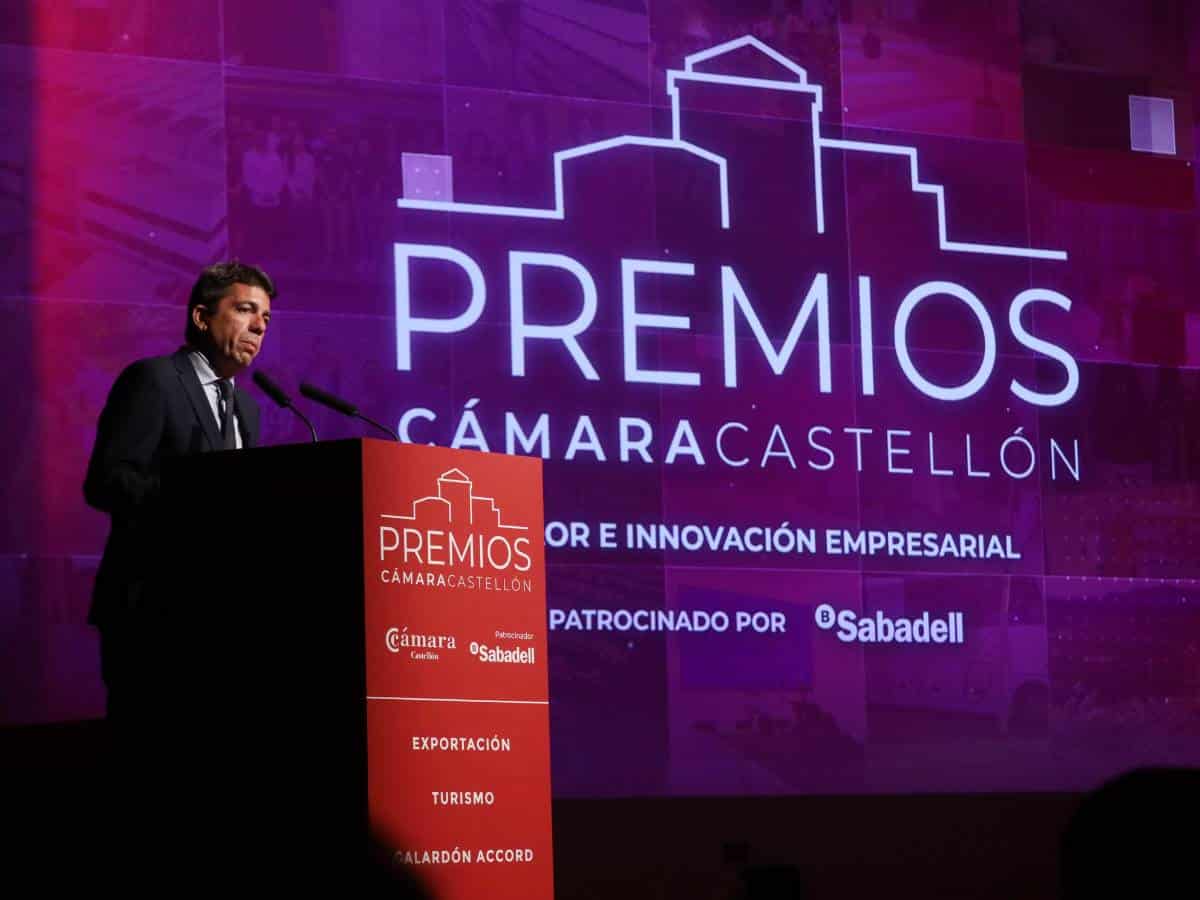 «Mazón Dimisión»: Manifestantes reciben al president en la Cámara de Comercio de Castellón
