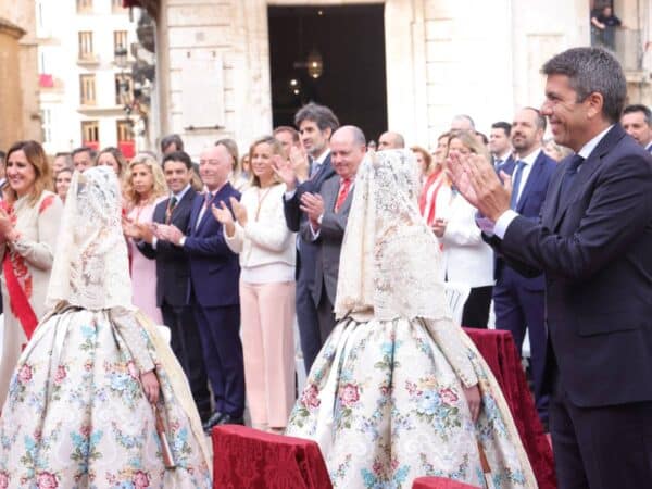 Mazón entre gritos de «dimisión» y aplausos en la Missa d’Infants de València