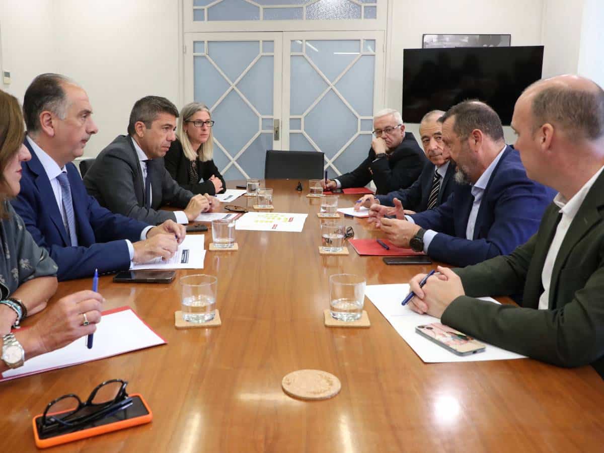 Mazón planifica con Emergencias la campaña 2025 contra incendios forestales