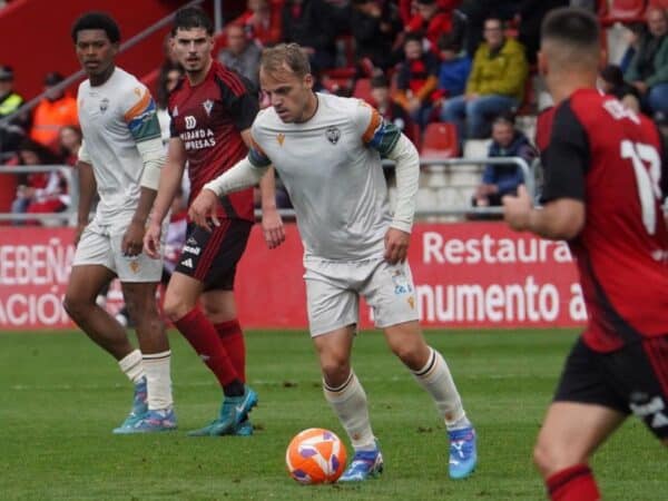 El CD Castellón no remata la faena y aplaza la permanencia tras caer en Anduva
