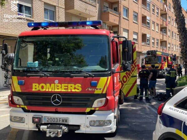 Mujer rescatada en Almassora del hueco de la escalera por el incendio
