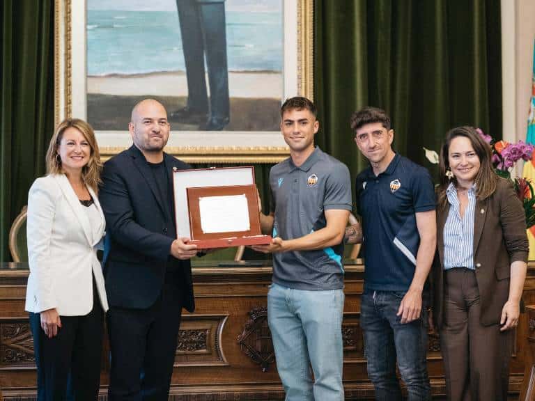 Tanto el Ayuntamiento como la Diputación, han recibido al CD Castellón B, junto con el director general ejecutivo del club, Alberto González, y el entrenador Pablo Hernández