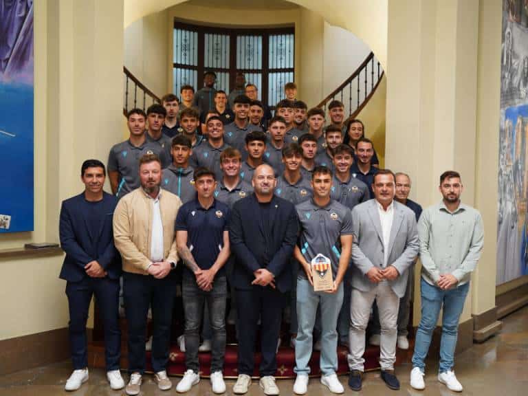 Tanto el Ayuntamiento como la Diputación, han recibido al CD Castellón B, junto con el director general ejecutivo del club, Alberto González, y el entrenador Pablo Hernández