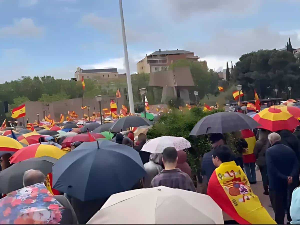 Piden la dimisión de Pedro Sánchez y elecciones anticipadas en una manifestación en Madrid