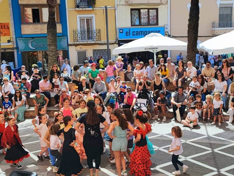 La cita flamenca se desarrollará los días 2, 3 y 4 de mayo en las calles de Benicàssim y contará con grandes artistas del género, además de actividades, talleres y gastronomía.