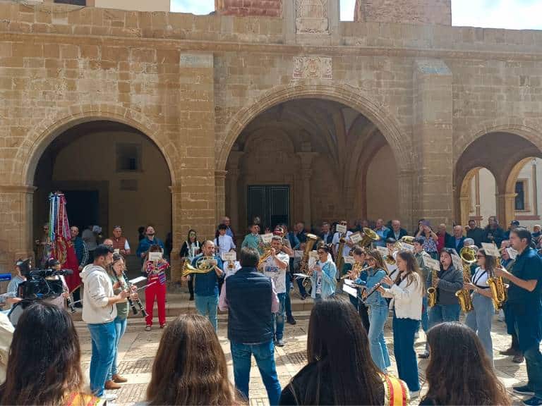 Las tradiciones, la música y los actos taurinos firman la esencia de estas fiestas multitudinarias de Sant Jordi