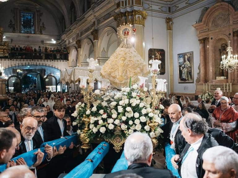 Un espectáculo pirotécnico puso el broche final al traslado de la Mare de Déu del Lledó, sellando la jornada festiva.