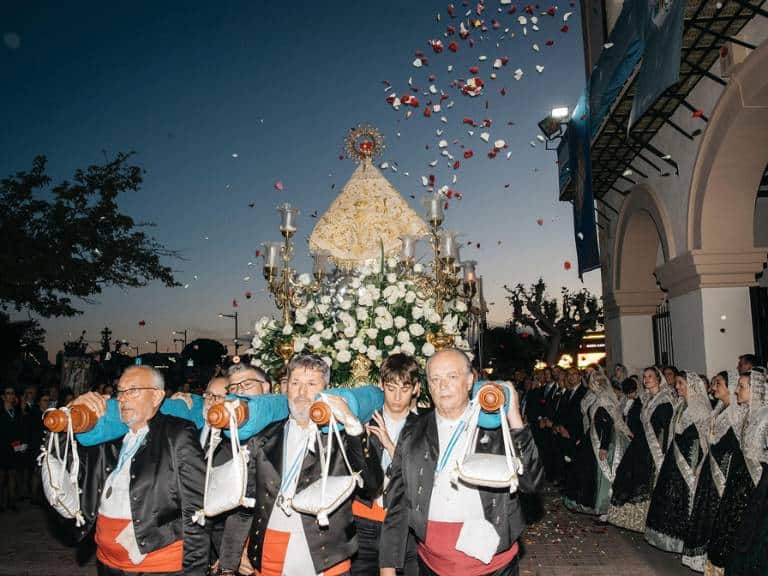 Un espectáculo pirotécnico puso el broche final al traslado de la Mare de Déu del Lledó, sellando la jornada festiva.
