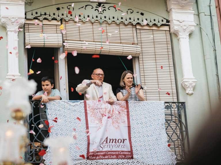 Un espectáculo pirotécnico puso el broche final al traslado de la Mare de Déu del Lledó, sellando la jornada festiva.