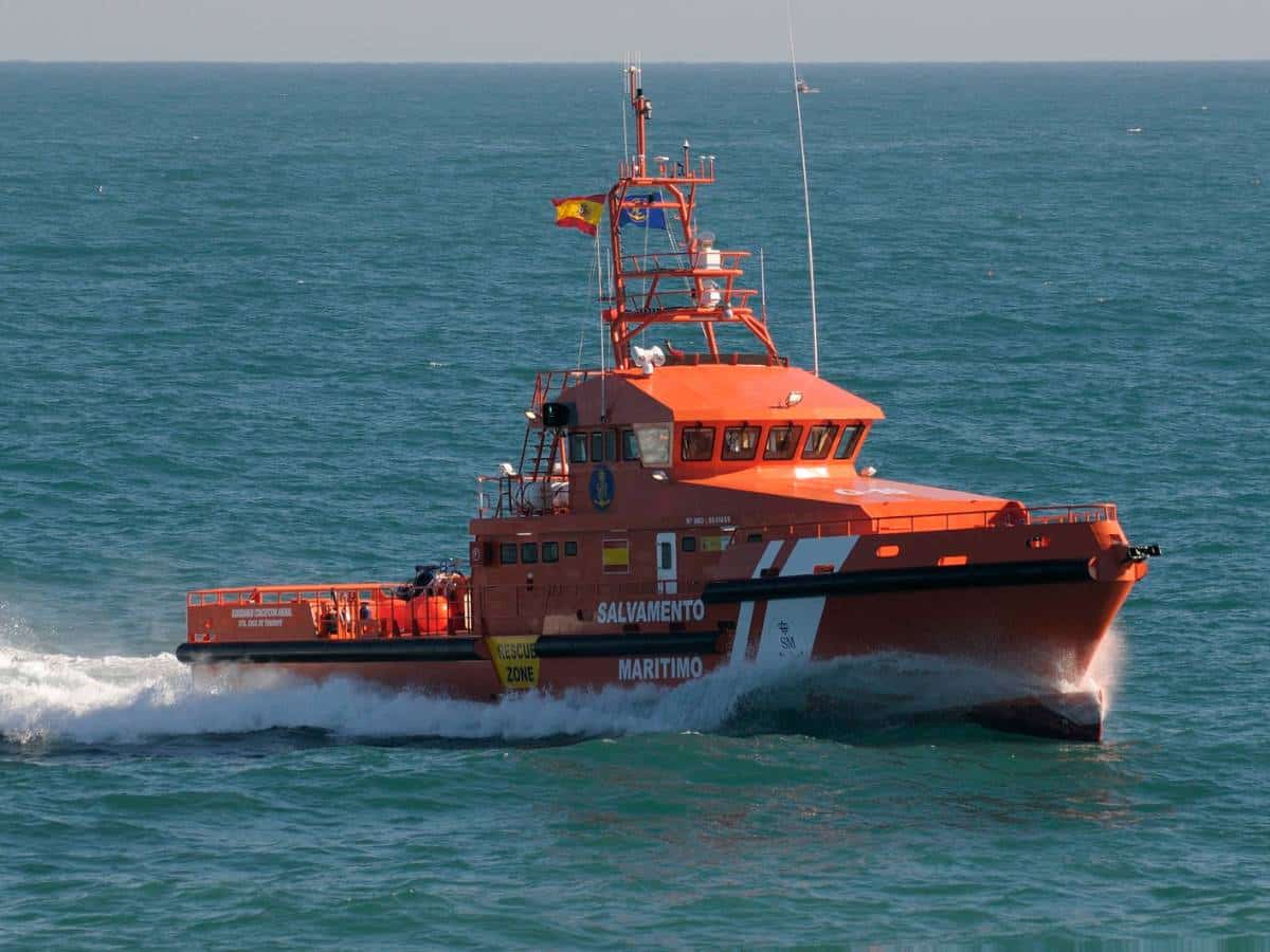 Un migrante fallece y 16 son rescatados en estado crítico en la costa de Calpe