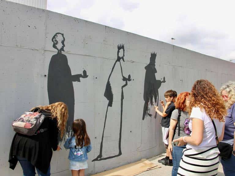 La obra, que se concluirá en las próximas semanas, incluye la representación de los Reyes Magos y del Patrón San José Obrero, tal y como han decidido los vecinos de la zona