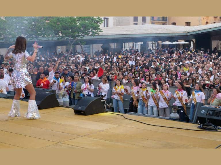 Tras el pregón, la Plaça Major se convirtió en el corazón de la segunda edición de La Crida Fest, un festival musical que hizo vibrar al público con sus actuaciones.