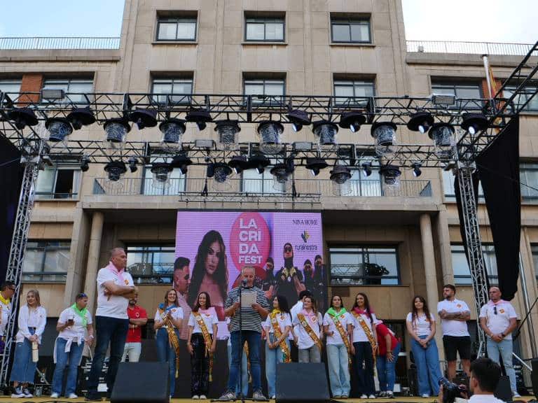 Tras el pregón, la Plaça Major se convirtió en el corazón de la segunda edición de La Crida Fest, un festival musical que hizo vibrar al público con sus actuaciones.