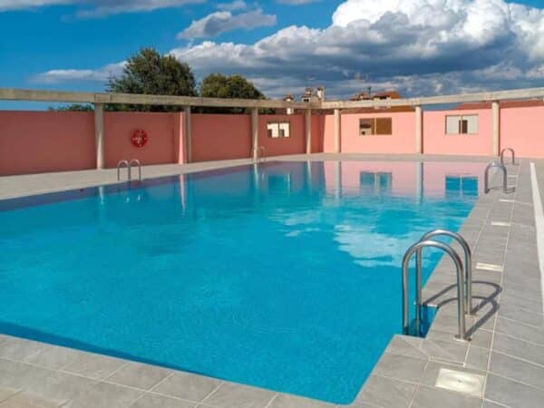 Un pueblo de Castellón busca socorristas y gestor para el bar de la piscina municipal