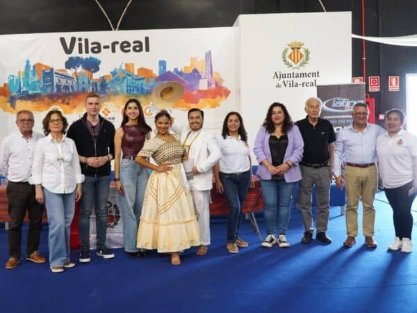 Unión de culturas en Vila-real con la presentación de la Asociación de Peruanos