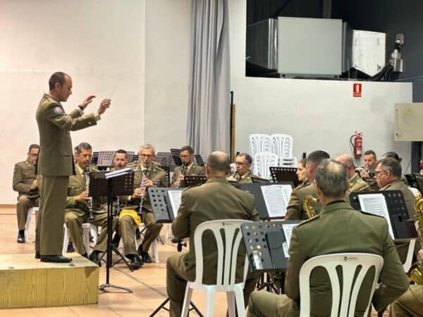 Vall d’Alba celebra un emotivo concierto militar como antesala a la Jura de Bandera Civil