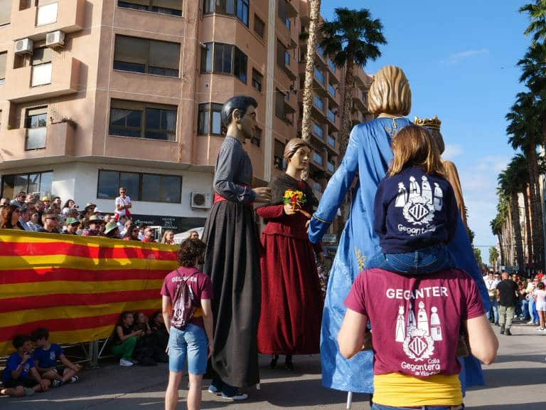 La Cavalcada de Sant Pasqual convierte Vila-real en un desfile de humor, cultura y participación.
