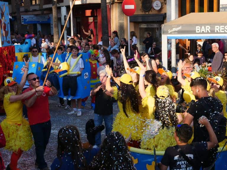 La Cavalcada de Sant Pasqual convierte Vila-real en un desfile de humor, cultura y participación.
