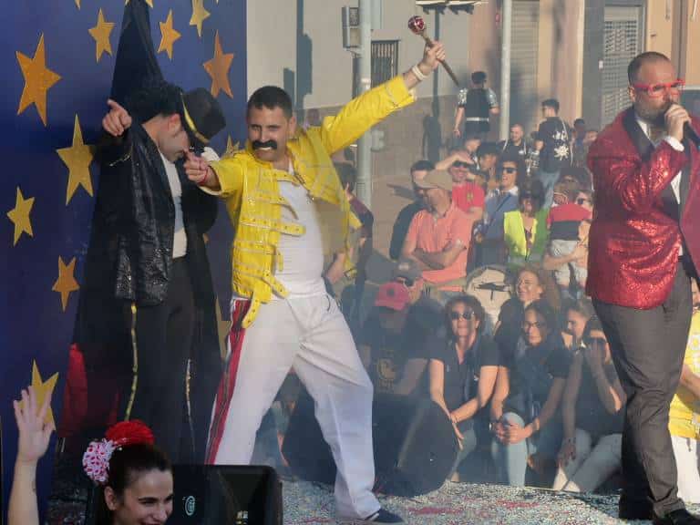 La Cavalcada de Sant Pasqual convierte Vila-real en un desfile de humor, cultura y participación.
